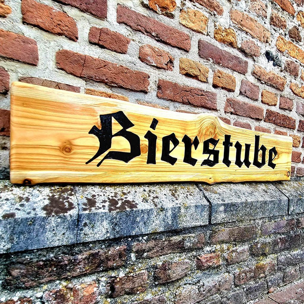 Gefreesd houten bord - Bierstube